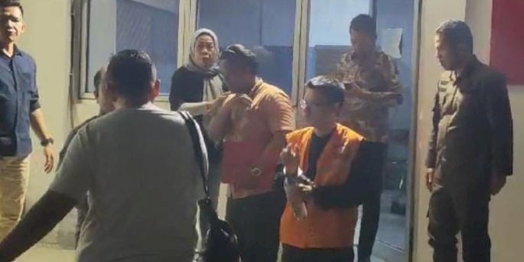 SO yang mengenakan kacamata dan baju berwarna hitam tiba di Kejari Jakbar, Kamis (21/9)/Ist