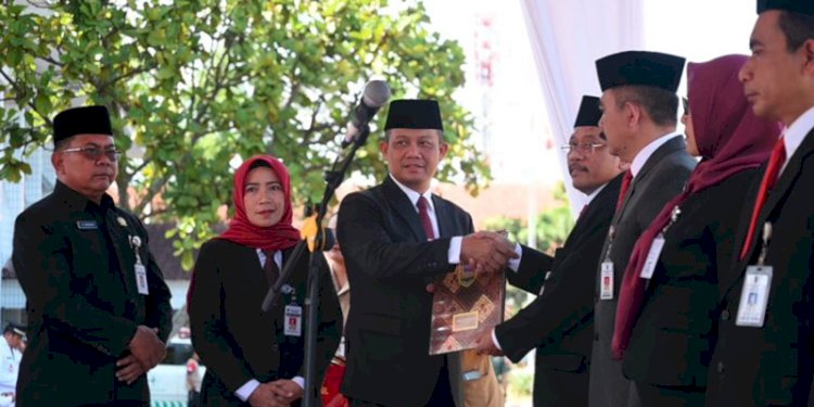 Bupati Kebumen Arif Sugiyanto mencopot Ahmad Ujang Sugiono dari jabatan Sekretaris Daerah (Sekda) dan memberinya tugas baru sebagai staf ahli Bupati/Ist