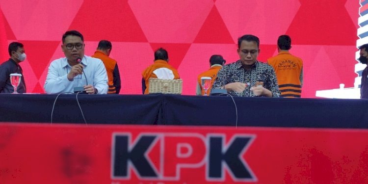 Plt Deputi Bidang Penindakan dan Eksekusi KPK, Asep Guntur Rahayu (kiri) dan Jurubicara KPK, Ali Fikri/RMOL