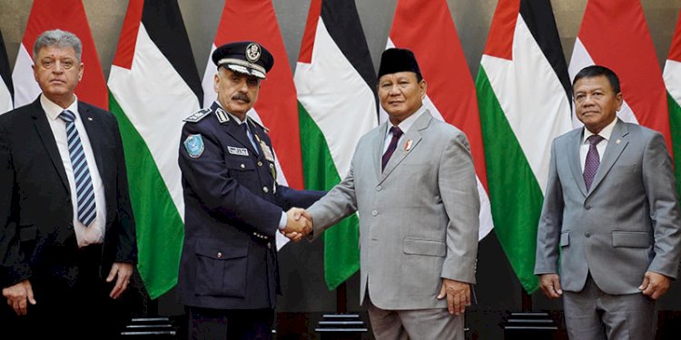 Menhan Prabowo Subianto menerima kunjungan kehormatan dari Kepala Kepolisian Palestina, Mayor Jenderal Yousef Al-Hilo di Jakarta, Selasa (26/9)/Ist