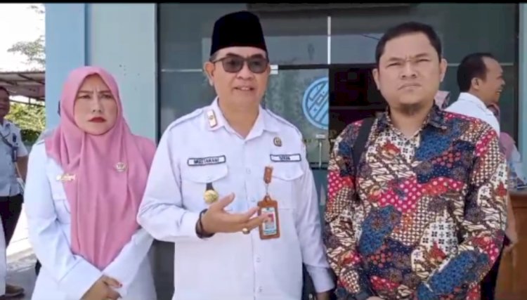 Sekda Lebong, Mustarani Abidin (tengah), Ketua Tim Pengendali BPK, M. Arief Wijaya (kanan), Kepala DPM-PTSP Lebong, Nelawati (Kanan) saat diwawancara wartawan/RMOLBengkulu