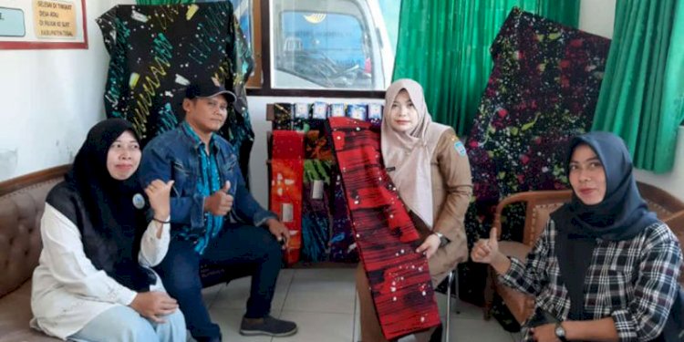 Kepala UPTD Loka Bina Karya, Patriawati Narendra, bersama komunitas Disabilitas Kabupaten Tegal menunjukkan batik ciprat yang asli/Ist