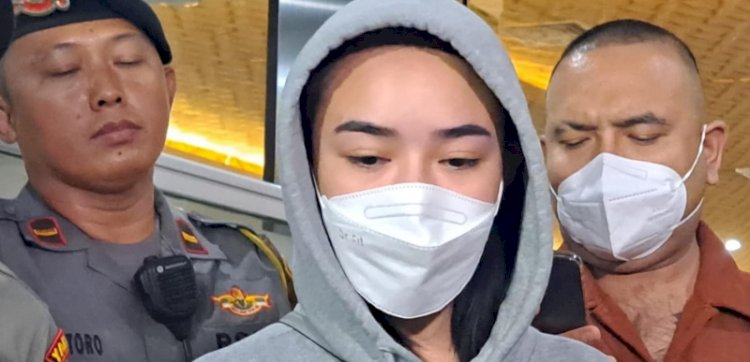 Amanda Manopo keluar dari Gedung Bareskrim Polri pada Senin malam (2/10)/Ist