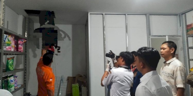 Tim Inafis Satuan Reskrim Polres Karawang saat melakukan olah TKP penemuan mayat seorang karyawan minimarket di Kecamatan Rengasdengklok/RMOLJabar
