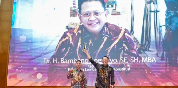 Ketua MPR RI Bambang Soesatyo menerima penghargaan 'Pimpinan Lembaga Peduli Konstitusi' dalam acara Koordinatoriat Wartawan Parlemen (KWP) Award 2023/Ist