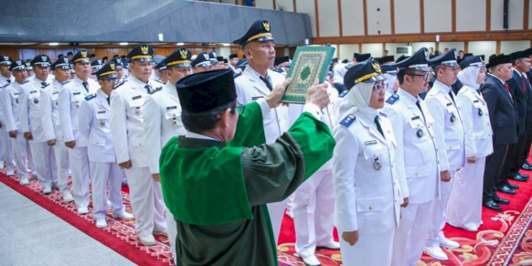 Pj Gubernur DKI Jakarta Heru Budi Hartono melantik dan mengambil sumpah jabatan 308 Pejabat Administrator dan Pengawas di lingkungan Pemprov DKI, di Balai Agung, Balai Kota DKI Jakarta, Rabu (4/10)/Ist