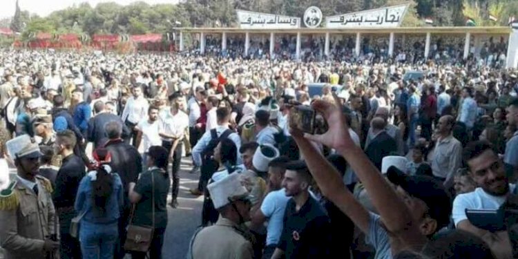 Kerumunan besar menghadiri upacara wisuda di Akademi Militer Homs di Suriah sebelum terjadinya serangan pesawat tak berawak pada Kamis, 5 Oktober 2023/Arab Observe
