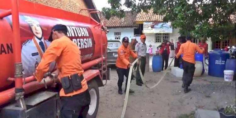 Penyaluran air bersih kepada warga terdampak kekeringan akibat El Nino/Ist