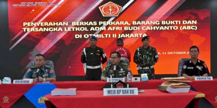 Penyerahan tersangka mantan Koorsmin Kabasarnas Letkol ABC, berkas perkara, beserta barang bukti kepada Oditur Militer Tinggi (Otmilti) II Jakarta/Ist