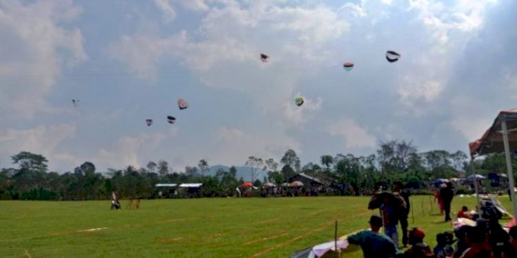 erlombaan layang-layang di lapangan sepak bola Kelurahan Pasar Liwa, Kecamatan Balik Bukit, Kabupaten Lampung Barat/RMOLLampung