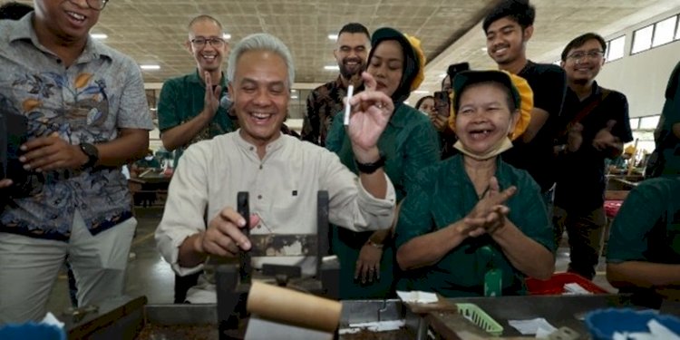Bacapres Ganjar Pranowo di pabrik rokok Sigaret Kretek Tangan (SKT) PT Karya Niaga Bersama, Malang, Jawa Timur/Ist