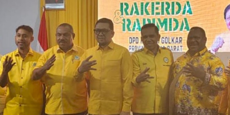 Fery Auparay (kedua dari kiri) bersama akil Ketua Umum Bidang Pemenangan Pemilu DPP Partai Golkar, Ahmad Doli Kurnia Tandjung (tengah) saat Rakerda Rapimda Golkar Papua Bar