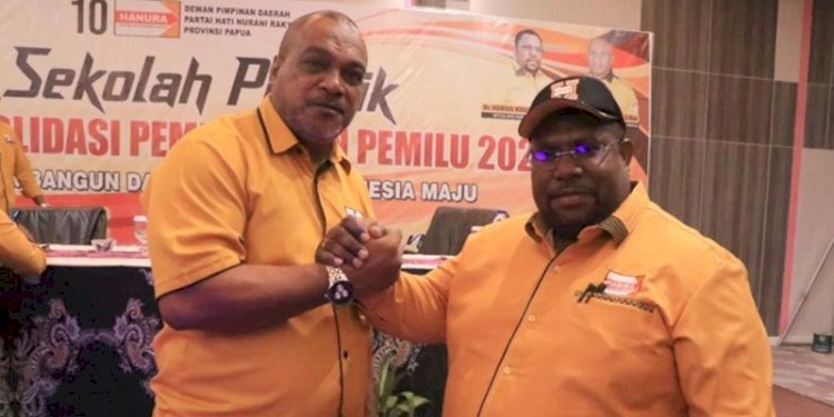 Jack Komboy )kiri) bersama Ketua DPD Partai Hanura Papua, Kenius Kogoya (kanan)/RMOLPapua