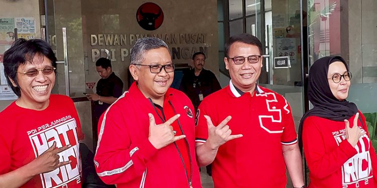 Ketua TKRPP, Ahmad Basarah bersama Sekjen PDIP Hasto Kristiyanto