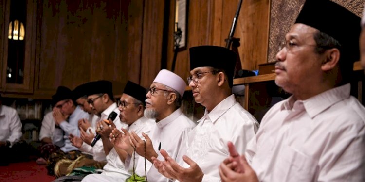 Bakal Capres Koalisi Perubahan untuk Persatuan Anies Baswedan bermunajat bersama kiai khos di kediamannya, di kawasan Lebak Bulus, Jakarta Selatan, Rabu malam (18/10)/Ist