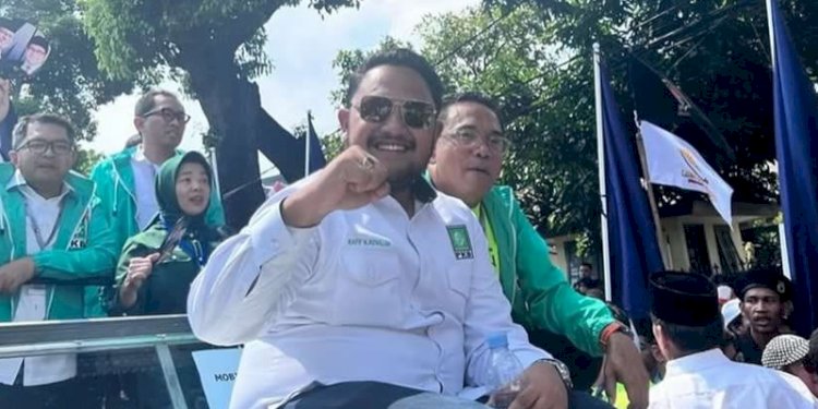 Politisi muda PKB, Rafif Muhammad Rizqullah dalam perjalanan menuju Gedung KPU, Jakarta, Kamis (19/10).
