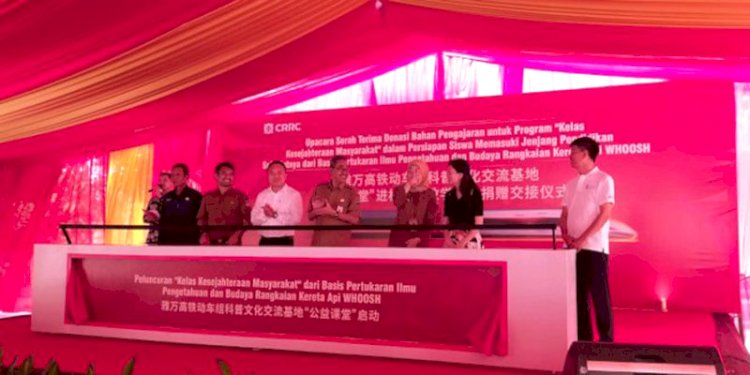 Penyerahan CSR dari Konsorsium CRRC untuk SMPN 3 Ngamprah yang terdampak Kereta Whoosh/RMOLJabar