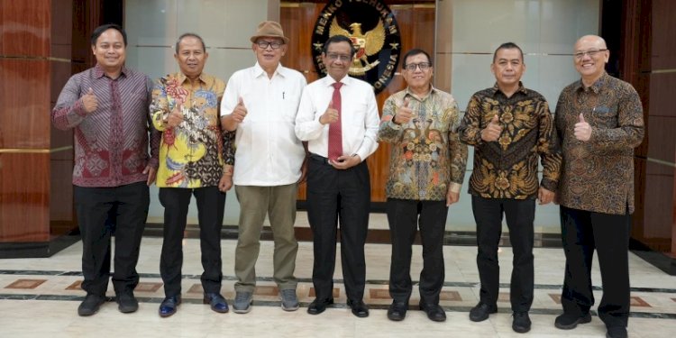 Menko Polhukam Mahfud MD menerima audiensi Pengurus PWI Pusat periode 2023-2028 yang dipimpin Ketua Umum PWI Pusat Hendry Ch Bangun, di ruang kerja Menkopolhukam, Jakarta, Jumat (27/10)/Ist