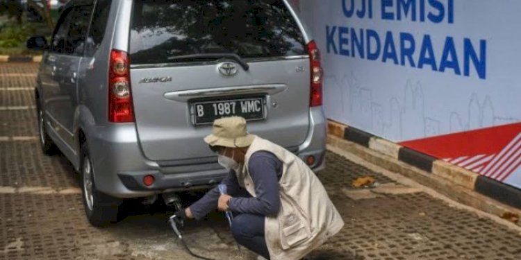 Uji emisi kendaraan di Jakarta/Ist