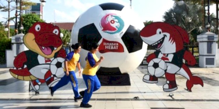 Bola raksasa Piala Dunia U-17 di depan halaman balai kota Surabaya/RMOLJatim