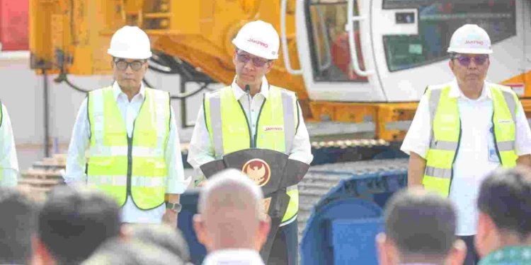 Penjabat Gubernur DKI Jakarta Heru Budi Hartono bersama Menteri Perhubungan Budi Karya Sumadi saat groundbreaking proyek LRT Jakarta fase 1B di Stasiun Velodrome, Jakarta Timur, Senin (30/10)/Ist