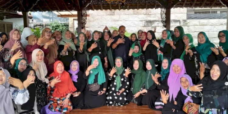 Ketua Dewan Pakar Partai Nasdem Sumatera Utara (Sumut) Rahudman Harahap berfoto bersama jemaah Majelis Taklim Khadijah pimpinan Hj Rita Wizni Rahudman di Pendopo Khadijah, Kompleks Tasbi Medan, Senin (30/10)/Ist