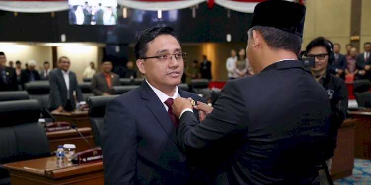 Ketua DPRD DKI Jakarta Prasetio Edi Marsudi melantik Setyoko sebagai Pengganti Antar Waktu (PAW) Anggota DPRD DKI Jakarta sisa masa jabatan Tahun 2019-2024 dari Fraksi Gerindra, Selasa (31/10)/Ist