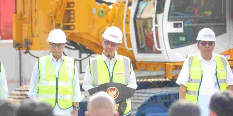 Penjabat Gubernur DKI Jakarta Heru Budi Hartono bersama Menteri Perhubungan Budi Karya Sumadi saat groundbreaking proyek LRT Jakarta fase 1B di Stasiun Velodrome, Jakarta Timur, Senin (30/10)/Ist