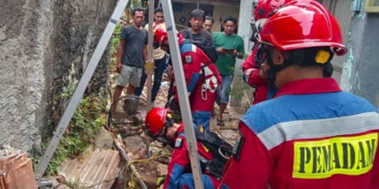 Petugas pemadam mengevakuasi warga yang tercebur ke dalam sumur di Jalan Pesantren Albariyah, RT 03 RW 03, Kelurahan Tengah, Kramat Jati, Jakarta Timur/Ist