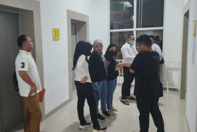 Anggota Satreskrim Polres Gresik menggrebek bisnis prostitusi online di salah satu kamar di Apartemen Icon Mall, Gresik/Ist