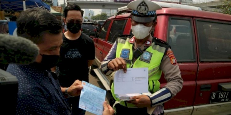 Tilang pelanggaran uji emisi kendaraan bermotor di Jakarta/Ist