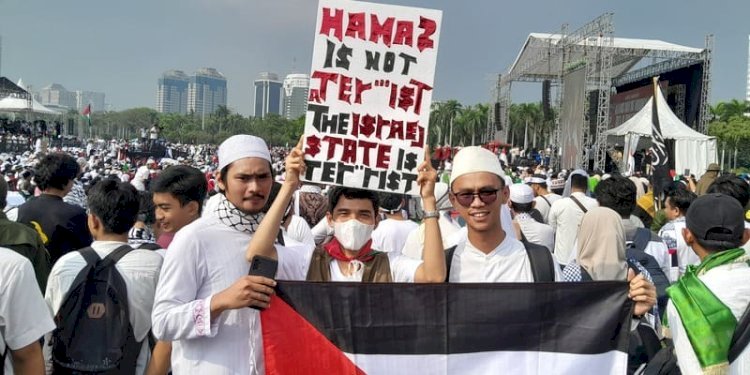 Daud Rahman (tengah) dan teman-teman di Aksi Akbar Bela Palestina yang berlangsung di Monumen Nasional (Monas), Medan Merdeka, Jakarta pada Minggu, 5 November 2023/RMOL