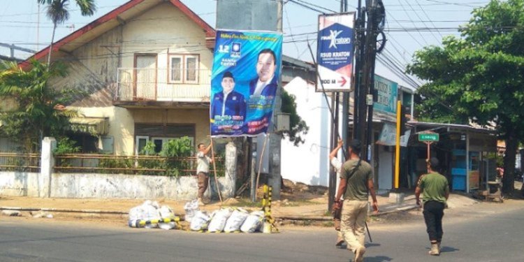 Penertiban APK Caleg di Batang/RMOL Jateng