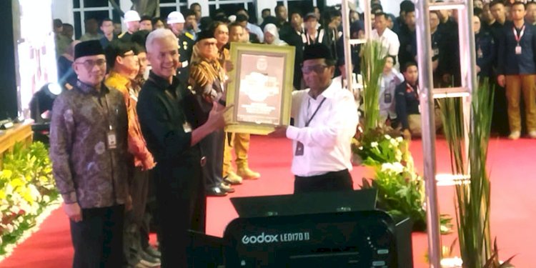 Calon presiden-wakil presiden, Ganjar Pranowo-Mahfud MD, di acara pengundian nomor urut peserta Pilpres 2024 di KPU RI, Selasa (14/11)/RMOL