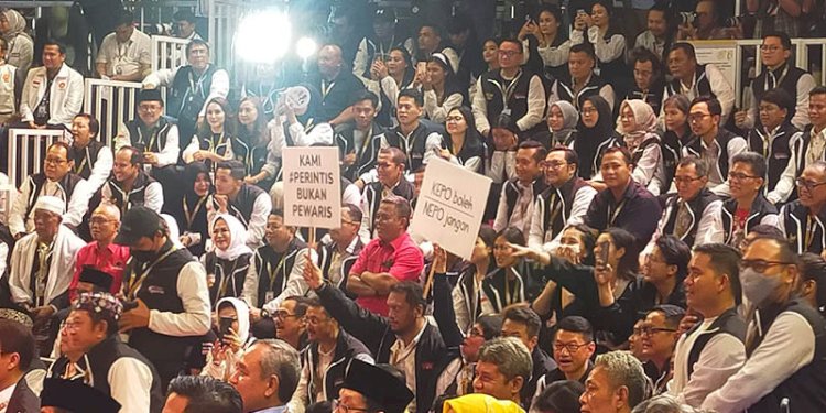 Pendukung pasangan capres-cawapres Koalisi PDIP, Ganjar Pranowo-Mahfud MD, memamerkan umbul-umbul berisikan pesan politik bernada satire, di acara Pengundian Nomor Urut Capres-Cawapres 2024, di Kantor KPU RI, Jakarta Pusat, Selasa malam (14/11)/RMOL