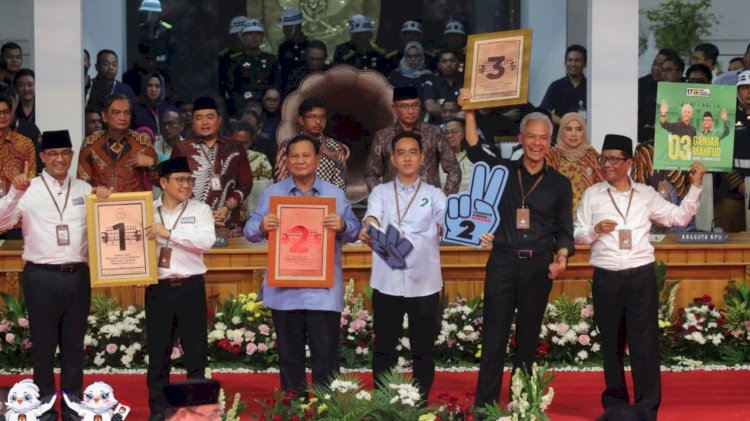 Tiga pasangan calon (paslon) capres dan cawapres pada Pilpres 2024 saat pengambilan nomor urut. (Foto: Dok. KPU)