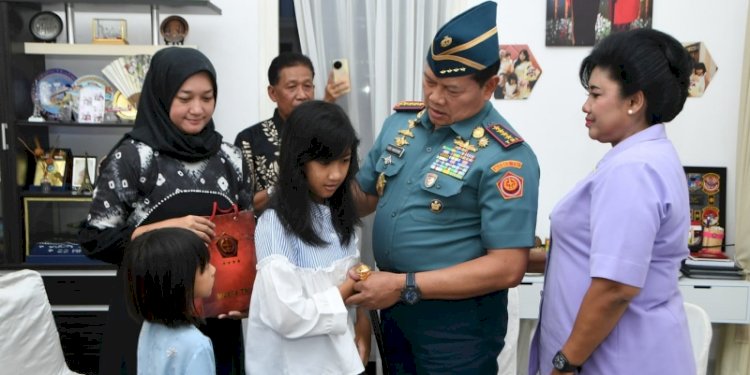 Panglima TNI Laksamana TNI Yudo Margono didampingi Kepala Staf Angkatan Udara (KSAU) Marsekal TNI Fadjar Prasetyo bertakziah ke rumah empat perwira yang gugur/Puspen TNI