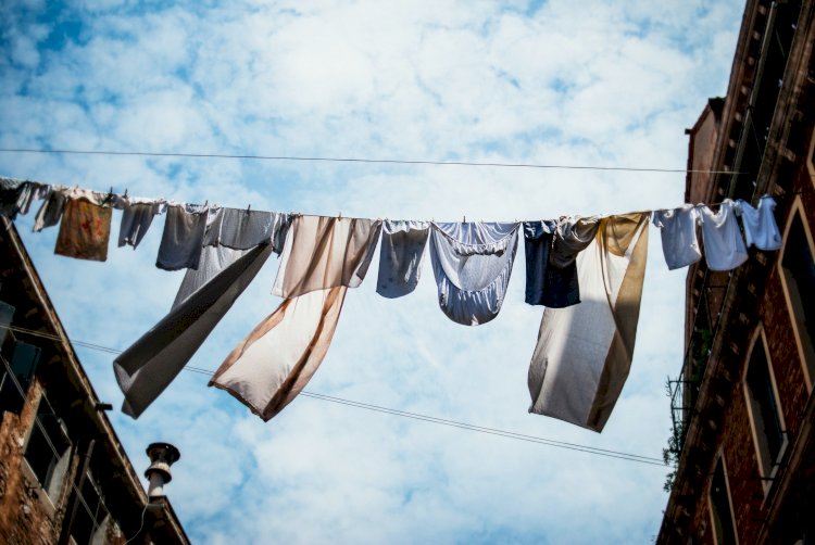 Ilustrasi - Membilas baju dengan menggunakan mesin cuci hanya perlu dilakukan sekali atau dua kali. (Foto: Unsplash)