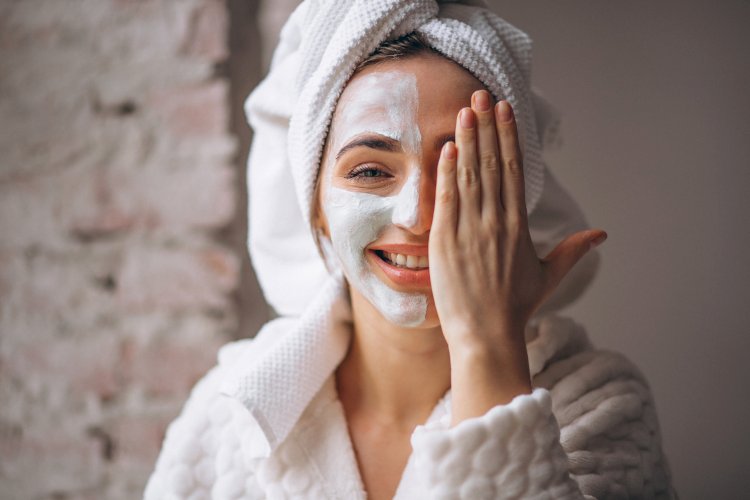 Ilustrasi - Merawat wajah dengan menggunakan masker bisa membantu kulit menjadi lebih bersih, sehat, lembap dan lembut. (Foto: Freepik)