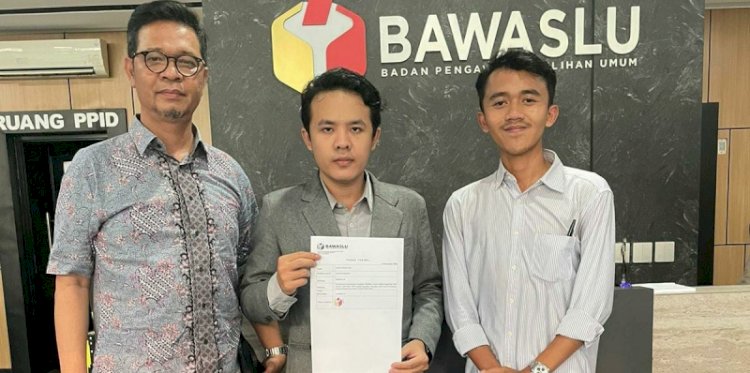 Tim Advokasi dan Pemantau Kecurangan Pemilu (TAPKP) menggugat keputusan KPU soal penetapan pasangan capres-cawapres Koalisi Indonesia Maju (KIM), Prabowo Subianto-Gibran Rakabuming Raka ke Kantor Bawaslu RI, Senin (20/11)/RMOL