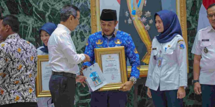 Pj Gubernur DKI Jakarta Heru Budi Hartono memberikan hadiah kepada enam lurah dan tiga camat berupa studi banding ke luar negeri/Ist