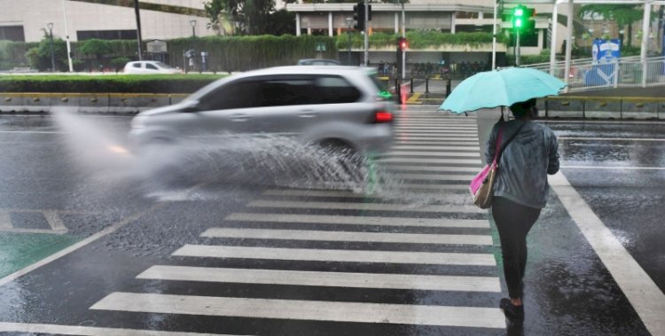 BMKG memperkirakan cuaca di Jakarta Selatan hujan yang dapat disertai petir dan angin kencang/Net