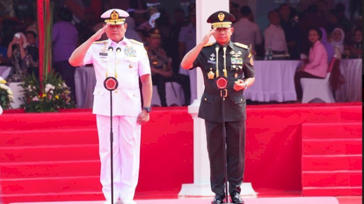 Laksamana Yudo Margono resmi menyerahkan jabatan Panglima TNI kepada Jenderal Agus Subiyanto dalam upacara serah terima jabatan/Net