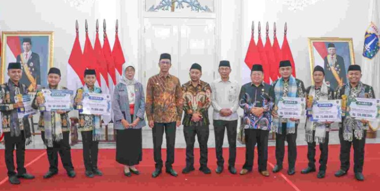 Penjabat Gubernur DKI Jakarta Heru Budi Hartono menyerahkan bonus uang kepada 11 kafilah peraih juara Seleksi Tilawatil Qur’an dan Hadits (STQH) Nasional ke-27 tahun 2023 di Jambi/Ist