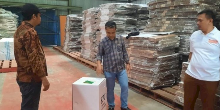 Kunjungan KPUD Bangkalan di gudnag Bulog Jalan Halim Perdanakusuma, Bangkalan, Jumat (24/11)/RMOLJatim