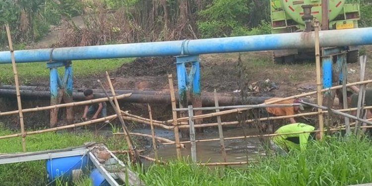 Pipa Pertamina di Prabumulih bocor menyebabkan kolam ikan warga tercemar/RMOLSumsel