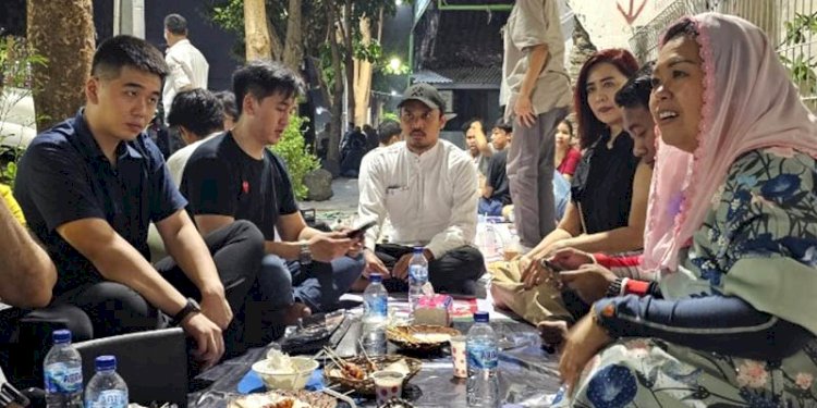 Ketua Komunitas Milenial Ganjar (Kolega) Jatim Billy Handiwiyanto terlibat obrolan santai dengan Yenny Wahid/RMOLJatim