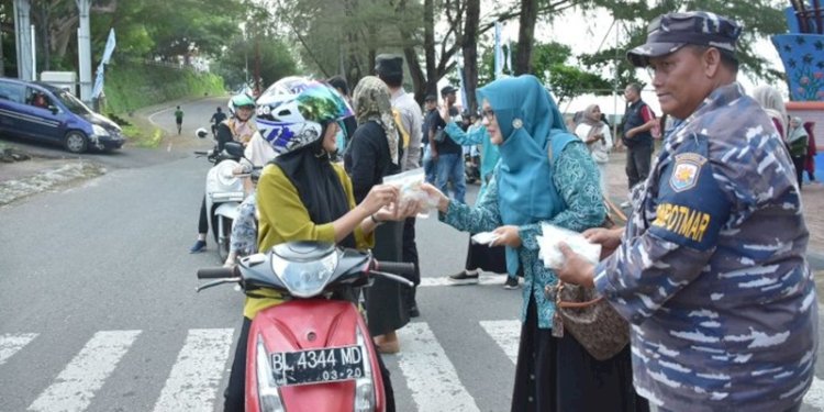 DKP Kota Sabang bersama ibu-ibu TP-PKK Kota Sabang membagikan produk olahan ikan kepada masyarakat yang melintas di jalan Sabang Fair/Ist