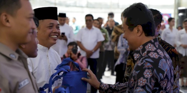 Menteri Kelautan dan Perikanan Sakti Wahyu Trenggono membagikan 8,8 ton ikan secara gratis/ist