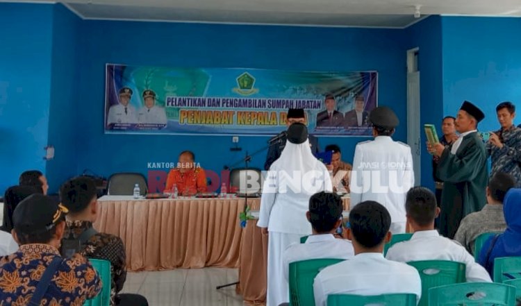 Proses pelantikan dua Pj Kades Nangai Amen dan Suka Sari di Kantor Dinas PMD Kabupaten Lebong/RMOLBengkulu 